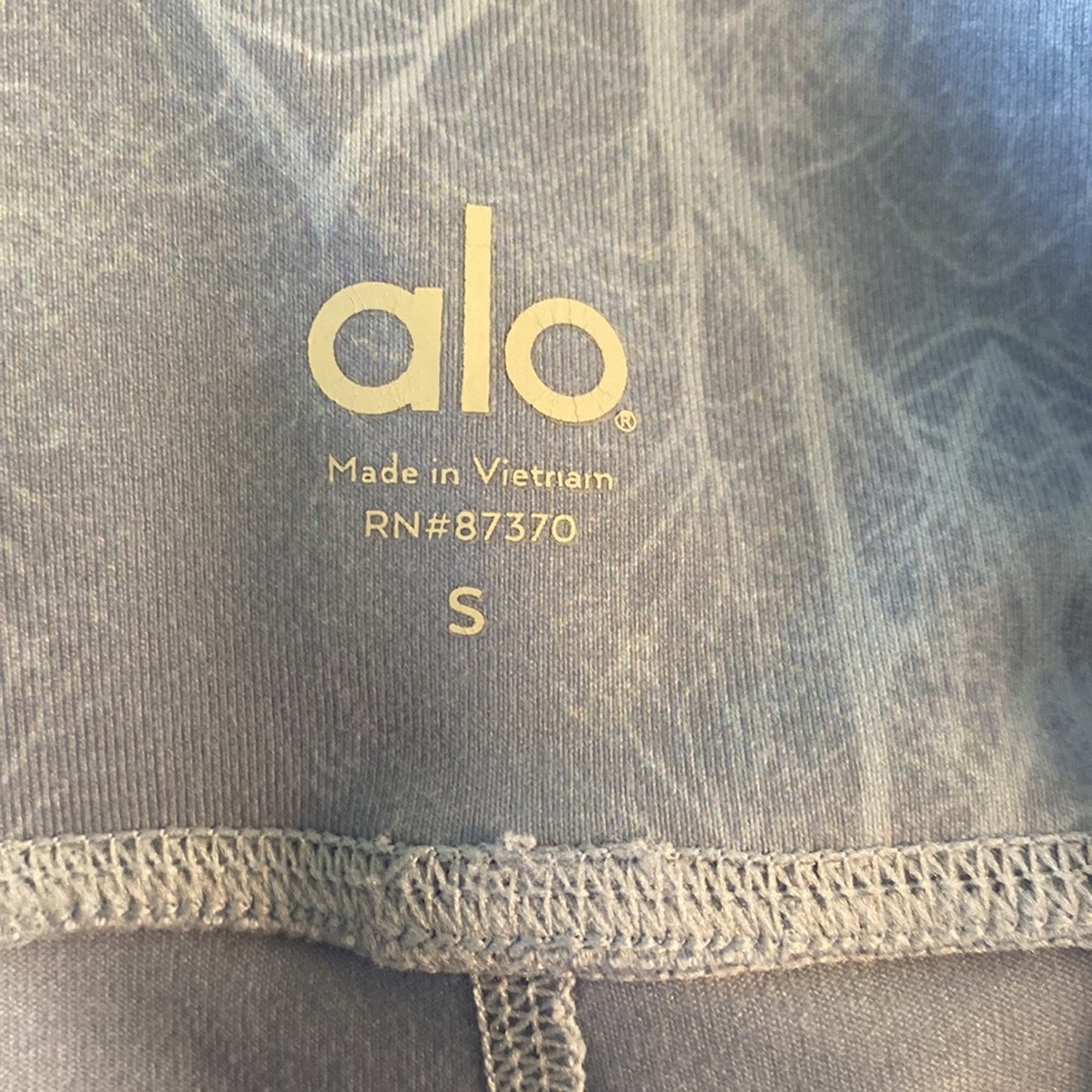 ALO Airbrush Tree Lace Sky Cropped Yoga Pants Leggings - S - Picture 9 of 13